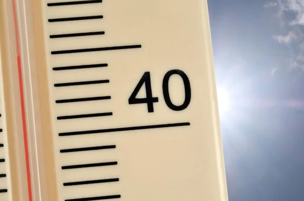 Thermometer Zeigt Grad Celsius Auf Sonnigem Himmel — Stockfoto