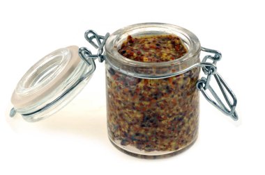 Eski moda hardal kavanozu beyaz arka planda kapanıyor.