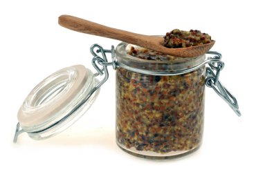 Tahta kaşık beyaz arka planda eski moda hardal kavanozunda