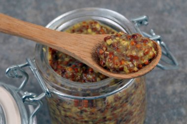 Eski moda hardal kavanozu ve kaşık kapat.