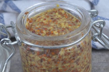 Eski moda hardal kavanozunu yakın aç.