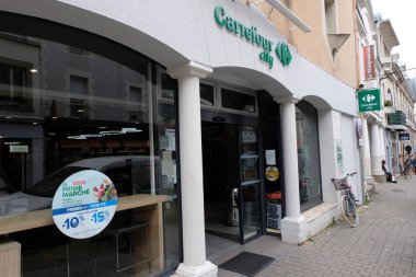 Vannes şehrinde Carrefour City marka mağazası