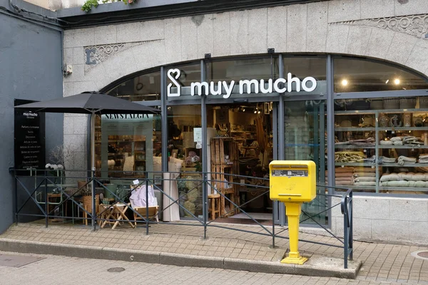 Vannes şehrinde Muy Mucho mağazası 