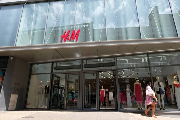 Magasin de l'enseigne H&M dans la ville de Vannes