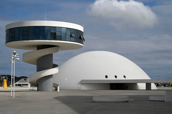 Πύργος Belvedere Και Θόλος Του Κέντρου Niemeyer Aviles Στην Ισπανία — Φωτογραφία Αρχείου