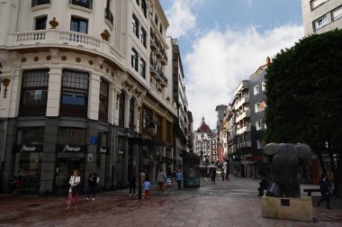 Miguel Berrocal 'ın El Diestro heykeli ile Pelayo Caddesi 