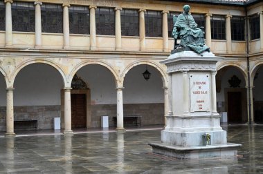 Oviedo Üniversitesi 'nin kurucusu Başpiskopos Fernando de Valdes' in heykeli.
