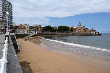 San Pedro Kilisesi ve San Lorenzo plajı.