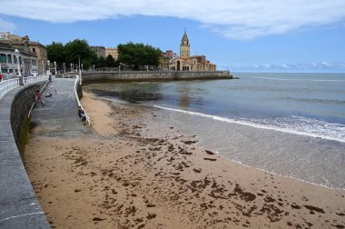 San Pedro Kilisesi ve San Lorenzo plajı.