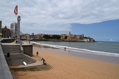 Arka planda San Pedro kilisesi olan San Lorenzo plajına bakan merdiven.