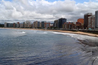 San Lorenzo sahilleri, Gijon şehrinin sınırında dalgalar yükseliyor. 