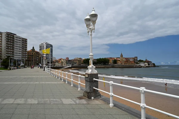 Arka planda San Pedro kilisesi olan Walkway ve San Lorenzo plajı.