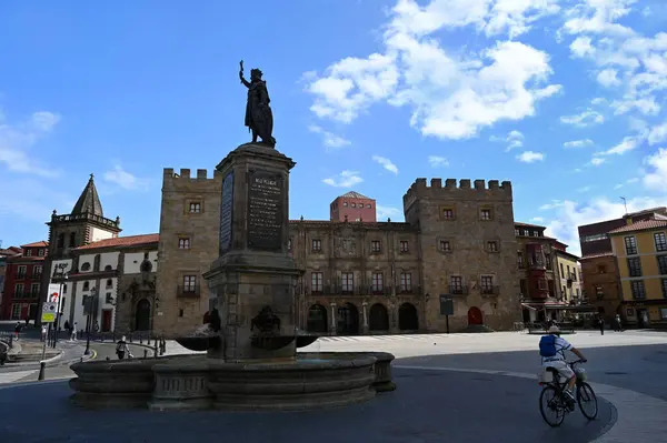 Estatua Pelagio Con Palacio Revillagigedo Colegiata San Juan Bautista Fondo — Foto de Stock