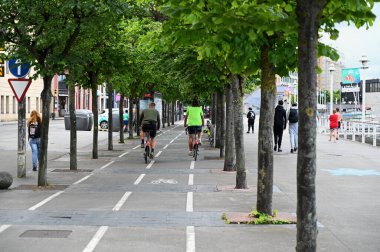 Gijon şehrinde Marques de San Esteban caddesi bisiklet yolu 