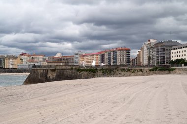 İspanya 'nın La Coruna şehrinin Riazor plajı