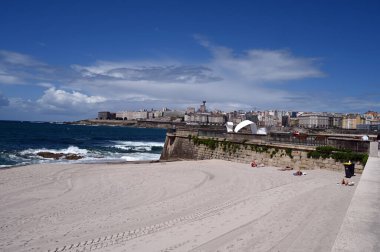 Güneşli bir günde La Coruna 'nın Orzan plajı
