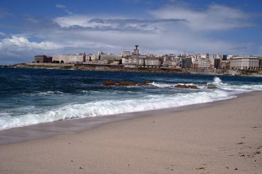 Güneşli bir günde La Coruna 'nın Orzan plajı