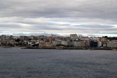 Bulutlu gökyüzünün altındaki La Coruna
