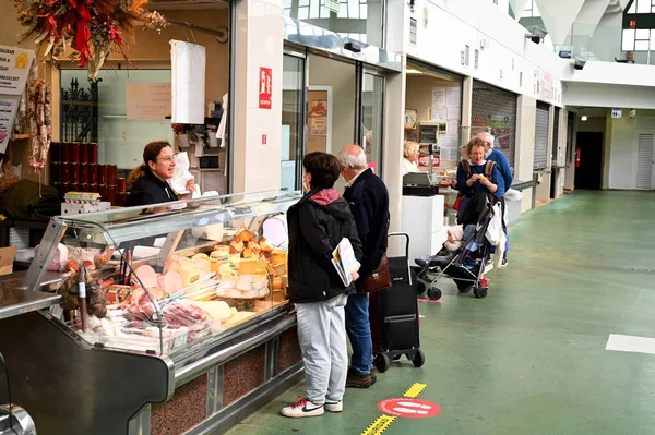 Kunden Beim Käsehändler Auf Dem Markt Von San Agustin Coruna — Stockfoto