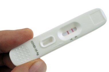 Pozitif covid-19 öz denemesi beyaz arkaplanda el ele tutuştu 