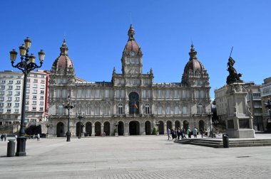 Maria Pita heykeli ve La Coruna belediye binası 