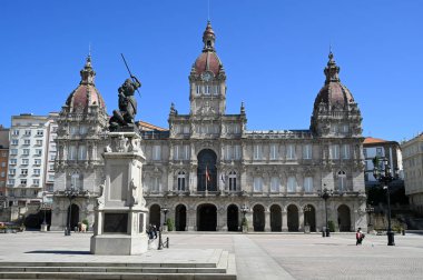 Maria Pita heykeli ve La Coruna belediye binası