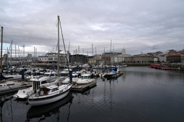 Bulutlu gökyüzü ile La Coruna Marina 'sı 