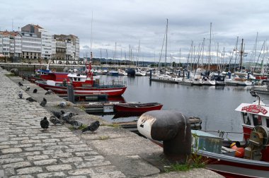 Bulutlu gökyüzü ile LLa Coruna Marina 'sı 
