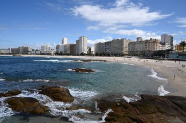 Yazın La Coruna 'nın Riazor plajı 