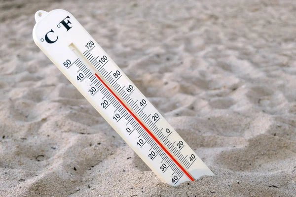 Mercury Thermometer Planted Sand Indicating Degrees Celsius — Stockfoto