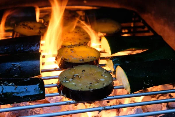 Tranches Aubergines Morceaux Courgettes Grillés Sur Barbecue — Photo
