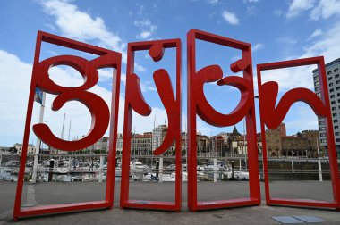 Gijon marinasındaki panelde.