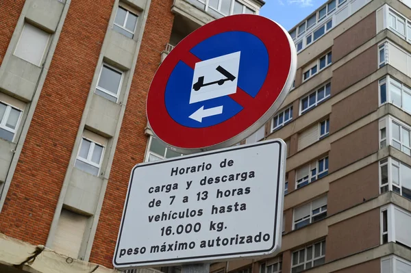 Znak Drogowy Zabraniający Parkowania Samochodów Ciężarowych Załadunku Rozładunku Określonych Okresach — Zdjęcie stockowe