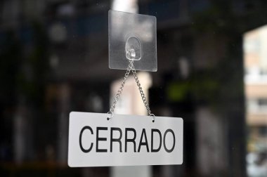 İspanyolca olarak kapalı dükkan işareti 