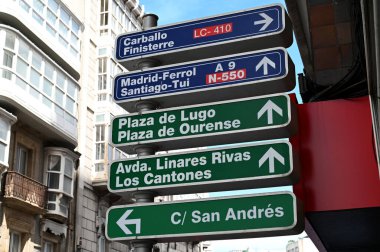İspanya 'daki bir şehirde yol işaretleri 