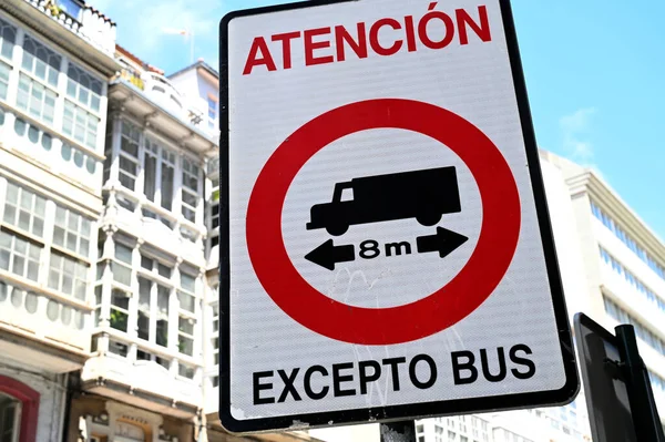 Otobüsler Hariç Sekiz Metreden Fazla Araç Kullanımına Izin Verilmediğini Spanyolca — Stok fotoğraf