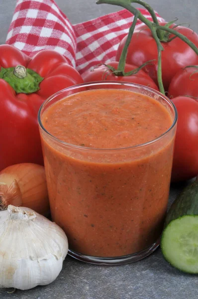 Glass Homemade Gazpacho Its Ingredients Close — Stockfoto