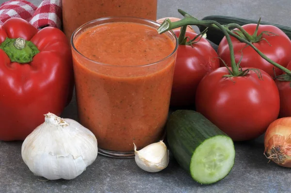 Glass Homemade Gazpacho Its Ingredients Close — Stockfoto
