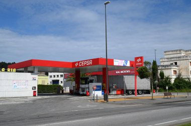 İspanya 'nın Gijon kentindeki Cepsa benzin istasyonu.