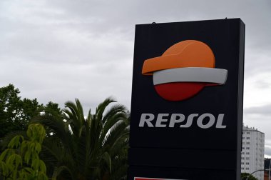 İspanya 'nın La Coruna kentindeki Repsol benzin istasyonu