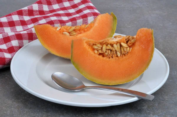 Slices Sliced Melon Plate Spoon Close Gray Background — Foto de Stock