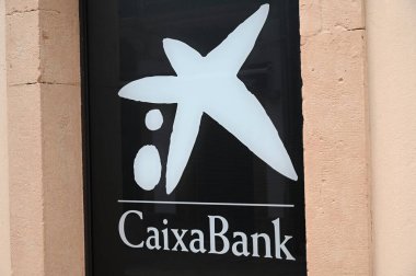 İspanya 'nın Gijon şehrinde CaixaBank tabelası