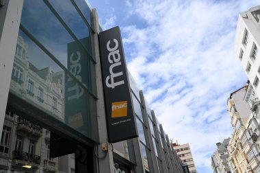 İspanya 'daki La Coruna' da bir FNAC mağazasının işareti.
