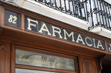 İspanya 'daki La Coruna' da bir FNAC mağazasının işareti.