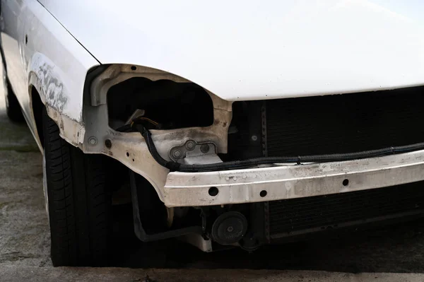 Zniszczony Samochód Bez Reflektora Lub Maskownicy Zbliżenie — Zdjęcie stockowe