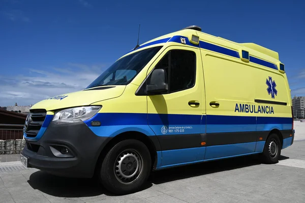 Španělská Ambulance Službě Veřejném Místě Gijonu — Stock fotografie