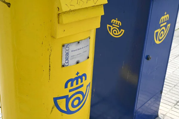 Close Yellow Spanish Mailbox — Stockfoto