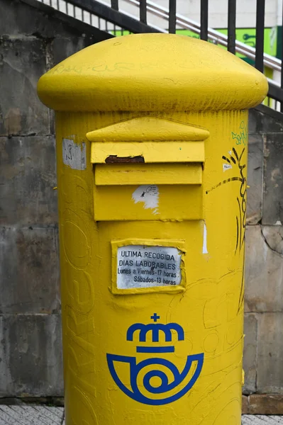 Close Yellow Spanish Mailbox — Stockfoto
