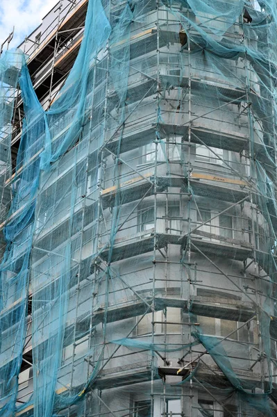 Building Scaffolding Protected Net — Zdjęcie stockowe