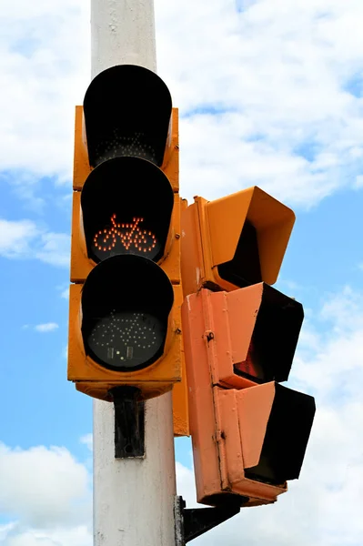 Narancssárga Közlekedési Lámpa Közeli Kerékpárokhoz — Stock Fotó